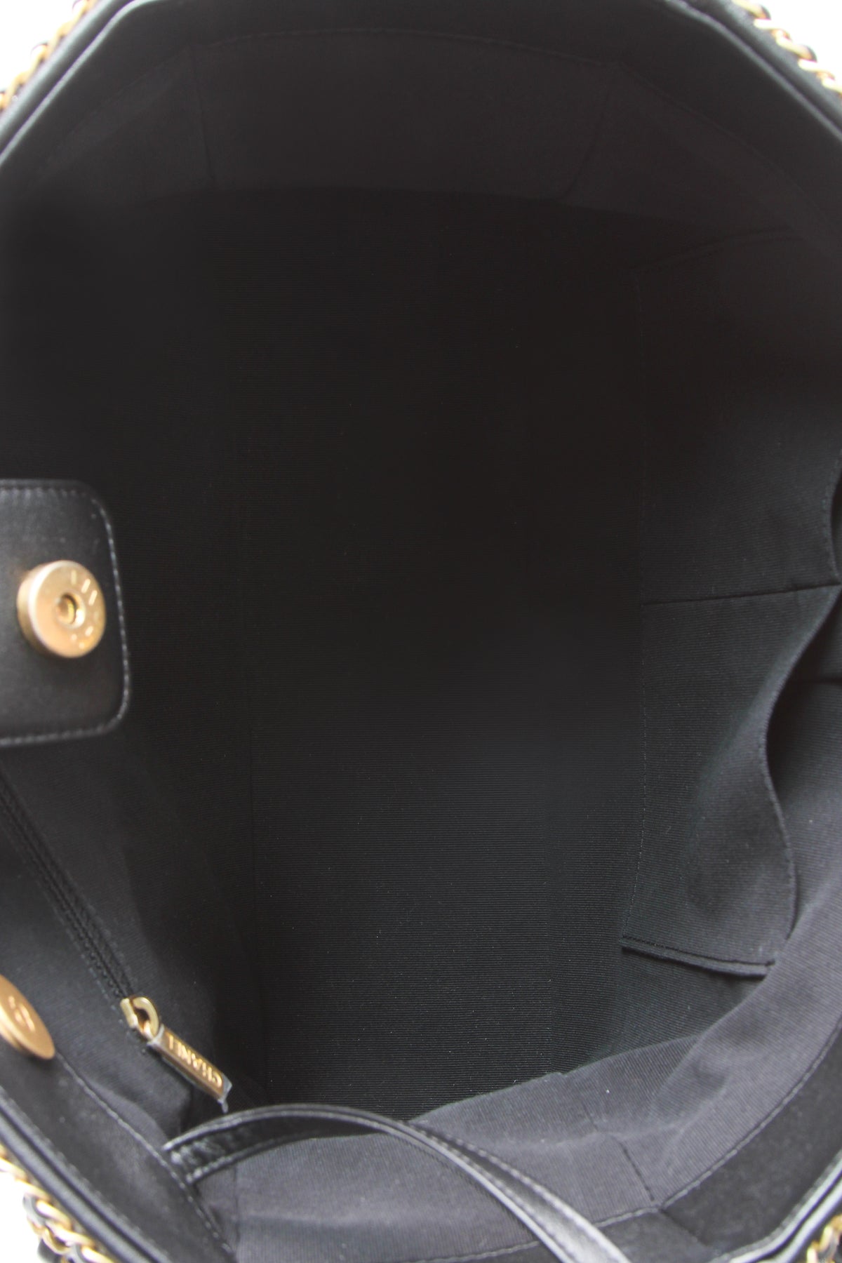 Chain Around Shopping Bag - Black