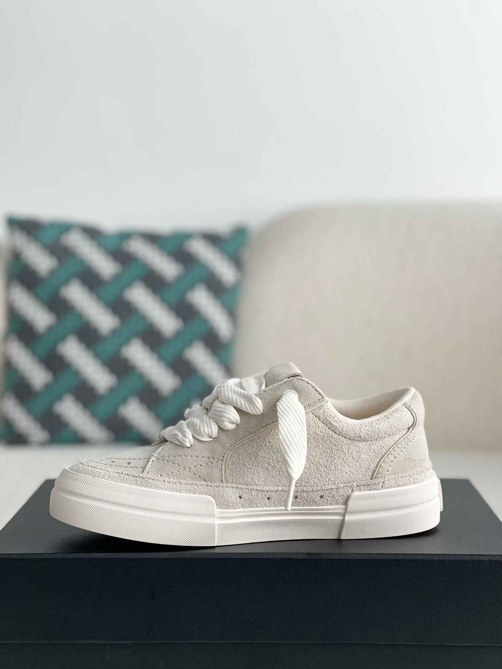 Amiri Star Court Low – Bone Suede & White Leather