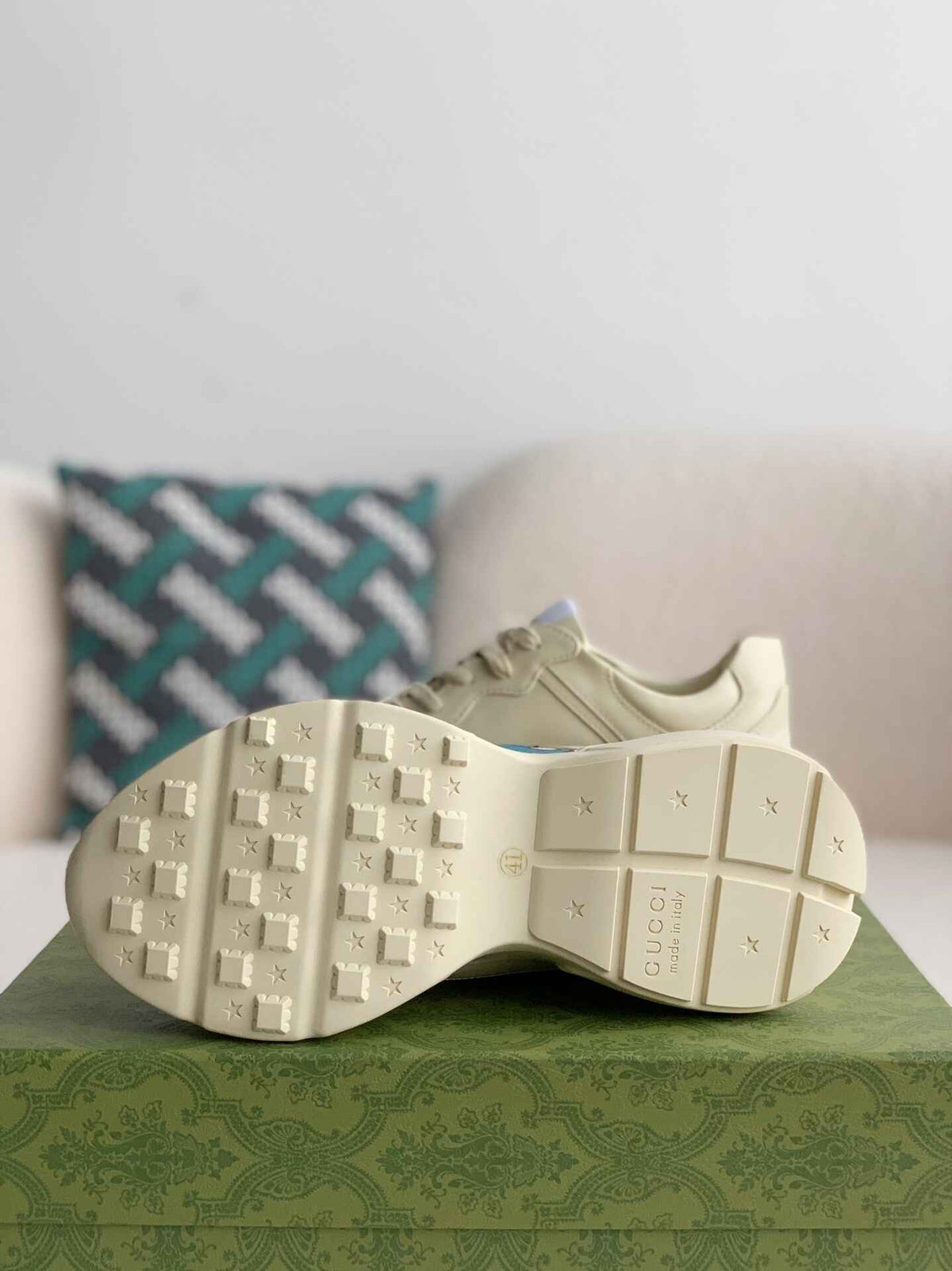 Gucci Rhyton Sneaker – Ivory Leather with Blue Dragon Print