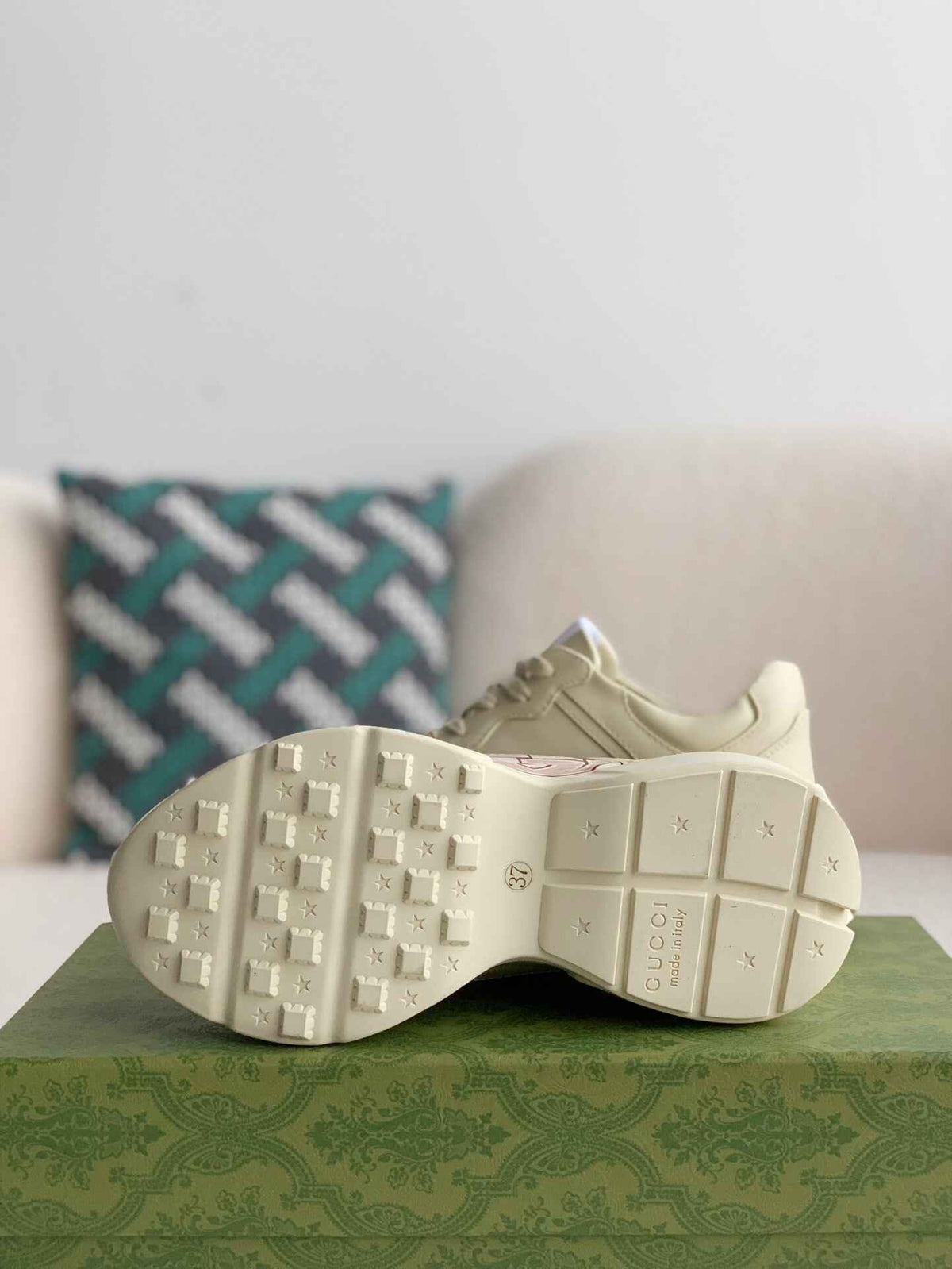 Gucci Rhyton Sneaker – Ivory Leather with Interlocking G Flame Print