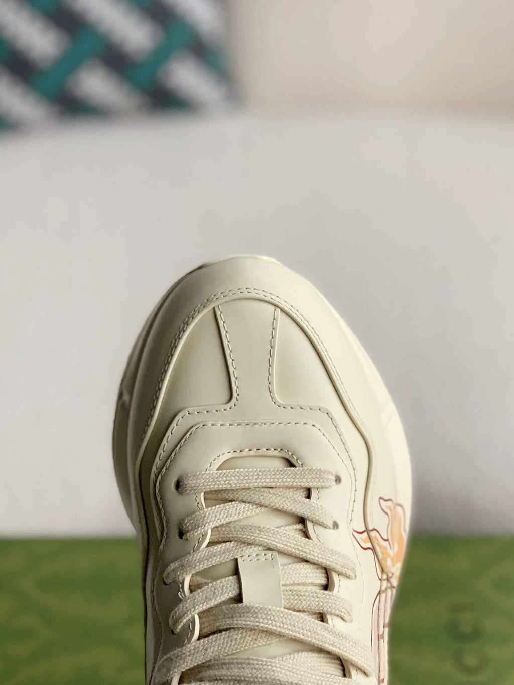 Gucci Rhyton Sneaker – Ivory Leather with Interlocking G Flame Print