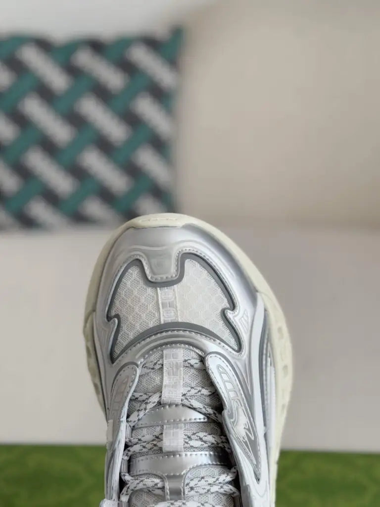 Gucci Run Sneaker – White & Silver Metallic