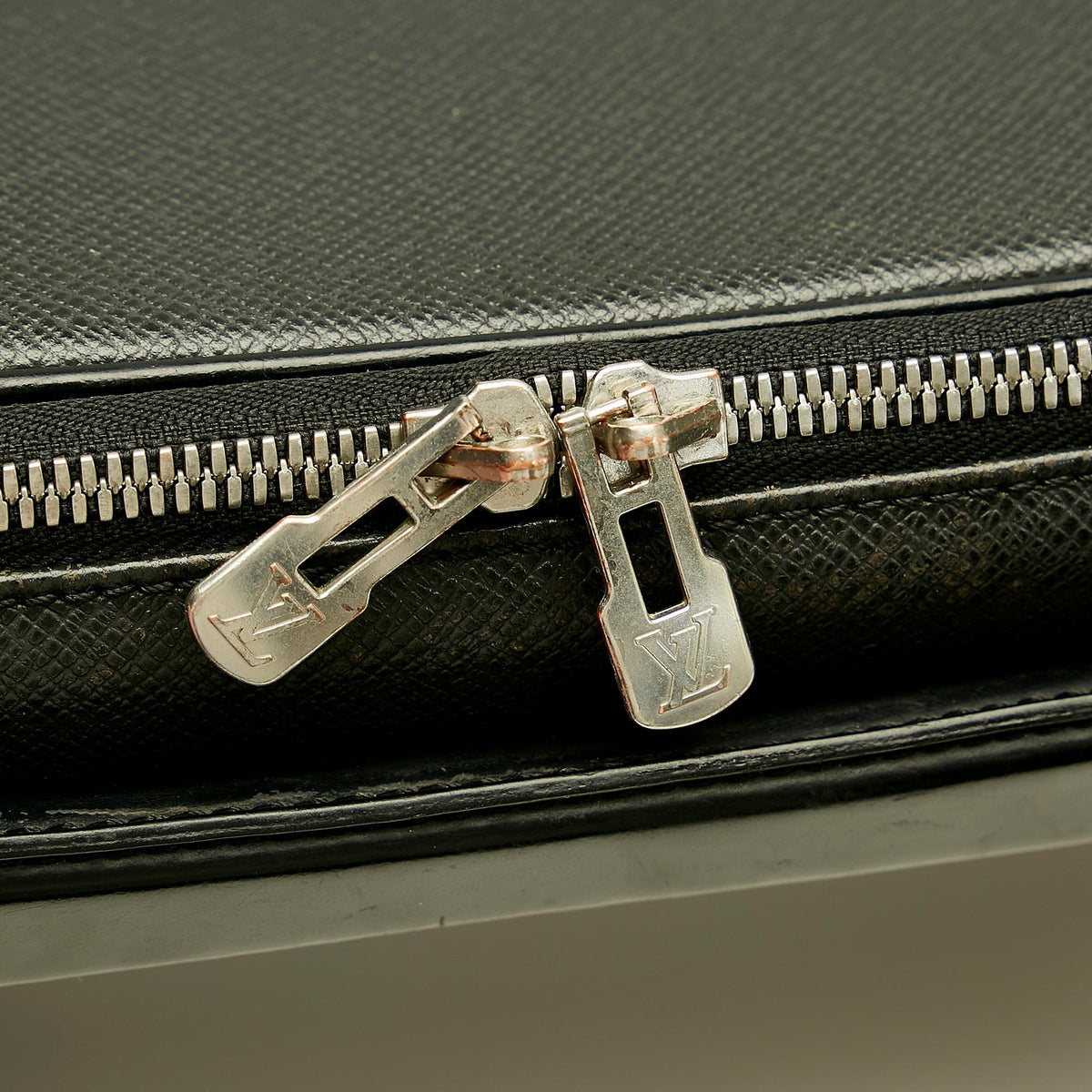 Louis Vuitton Taiga Porte Ordinateur Odessa (SHG-27869)