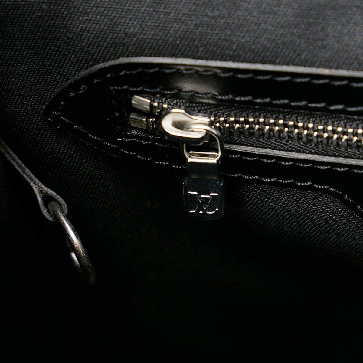 Louis Vuitton Taiga Yaranga (SHG-25474)